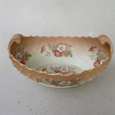 antik skål i porcelæn med blomster dekorationer.